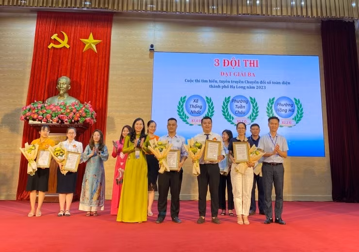 Đại diện Ban Giám khảo trao Giấy chứng nhận cho các đội đoạt giải Ba của cuộc thi.