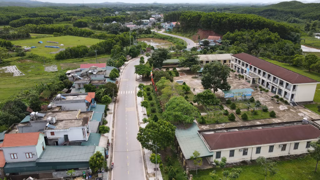 Tuyến đường từ trung tâm huyện Đầm Hà đến xã Quảng An đã làm thay đổi diện mạo nông thôn.