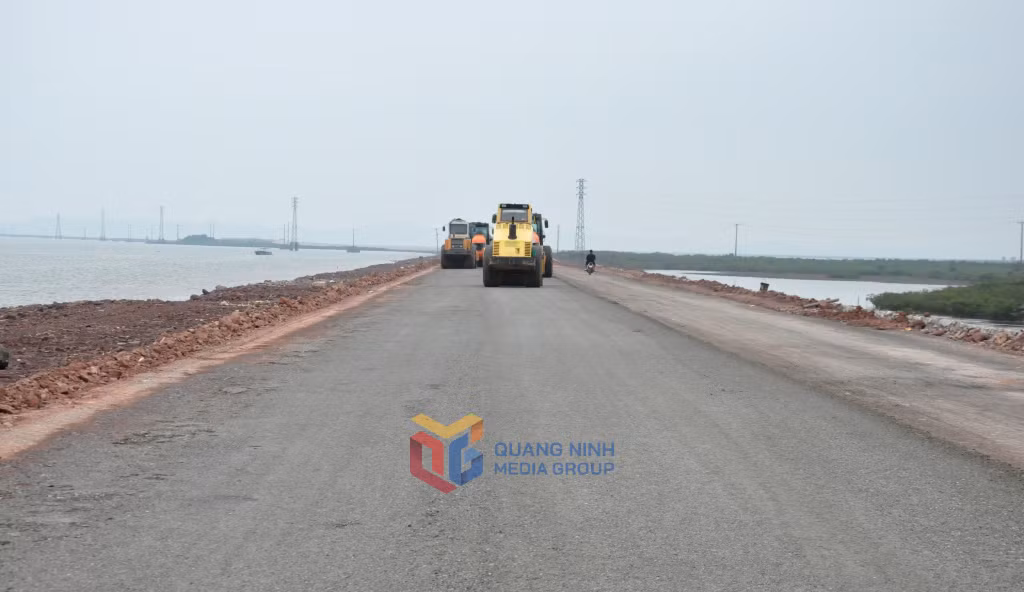 Thi công dự án đường kết nối cao tốc Vân Đồn-Móng Cái đến Cảng Vạn Ninh.