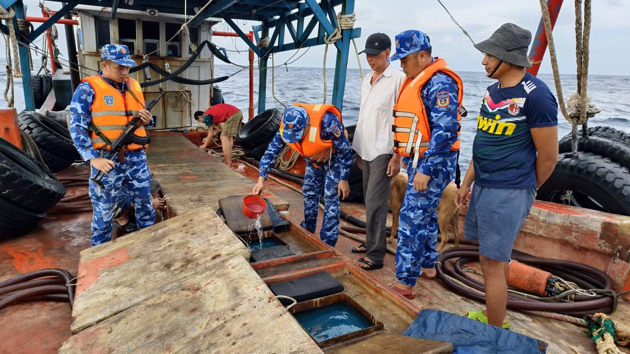 Lực lượng chức năng Bộ Tư lệnh Vùng Cảnh sát biển 4 kiểm tra hàng hóa vi phạm trên tàu TG 91387 TS. Ảnh: Đức Thái