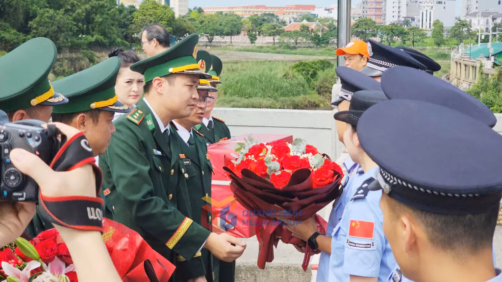 Đoàn đại biểu Đồn Biên phòng cửa khẩu Cảng vạn gia đón đoàn đại biểu của bạn tại Cửa khẩu Quốc tế Móng Cái.