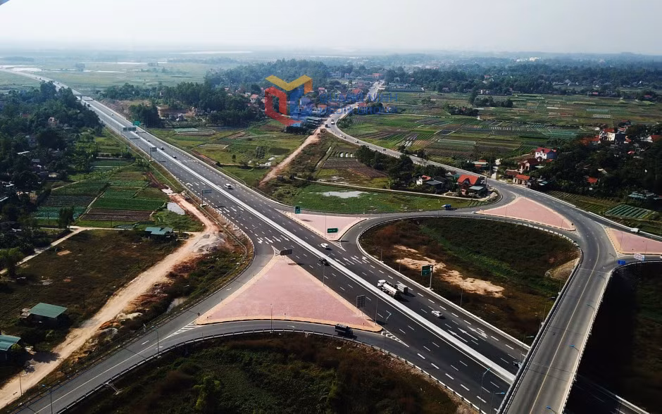 Cao tốc Hạ Long - Hải Phòng là dự án đường cao tốc đầu tiên ở Việt Nam do địa phương tự bố trí ngân sách, hoàn thành năm 2018, tổng vốn đầu tư hơn 7.000 tỷ đồng. Ảnh: Đỗ Phương