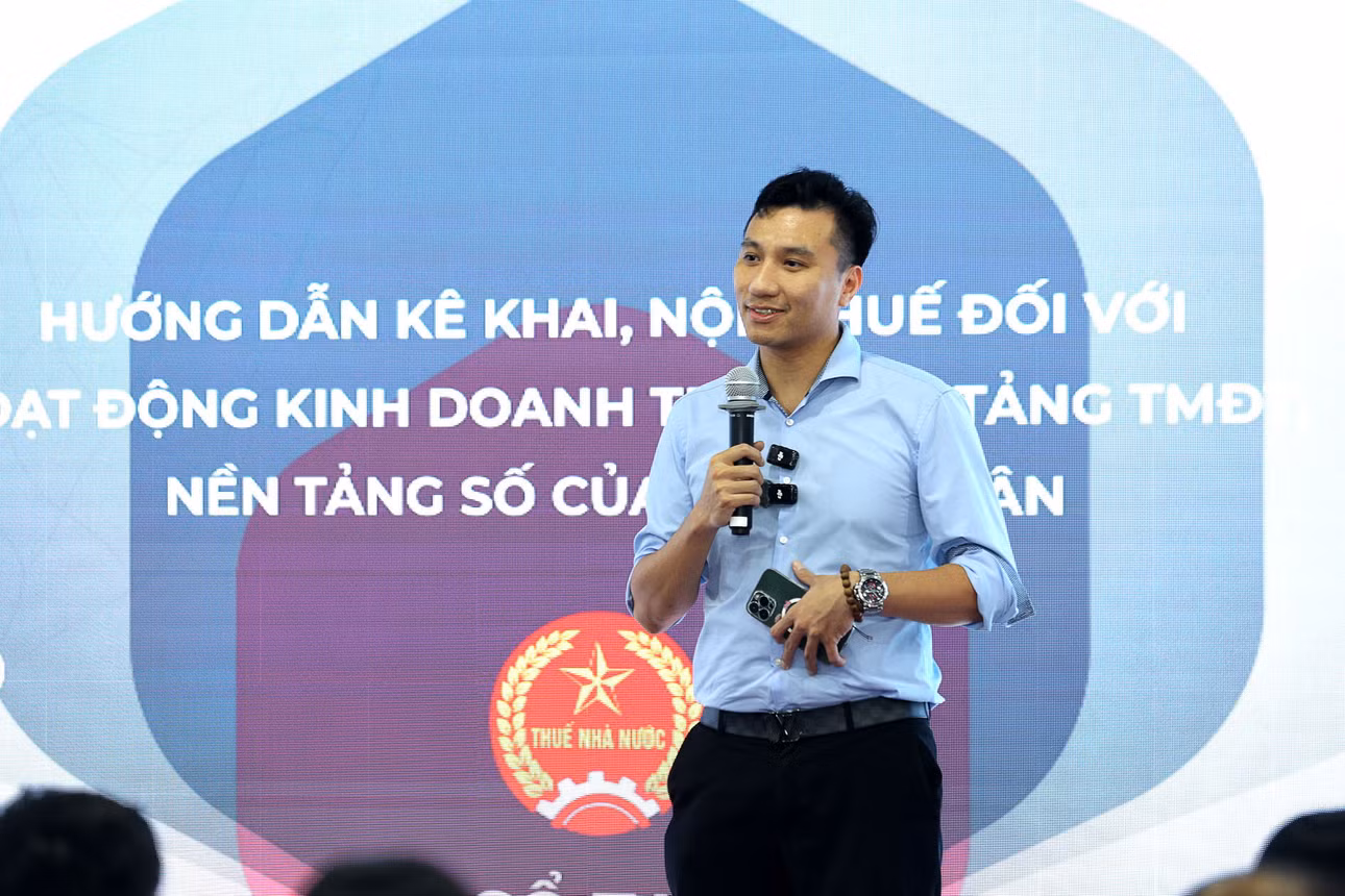 Ông Nguyễn Việt Hòa, Trưởng phòng Quản lý thuế số 2 cho biết, ngành thuế ưu tiên hoàn thiện khung khổ pháp lý thuế cho thương mại điện tử, liên tục rà soát và bổ sung để đảm bảo tính đồng bộ, hiệu quả trước sự phát triển nhanh chóng của các sàn thương mại điện tử. Ảnh: PV