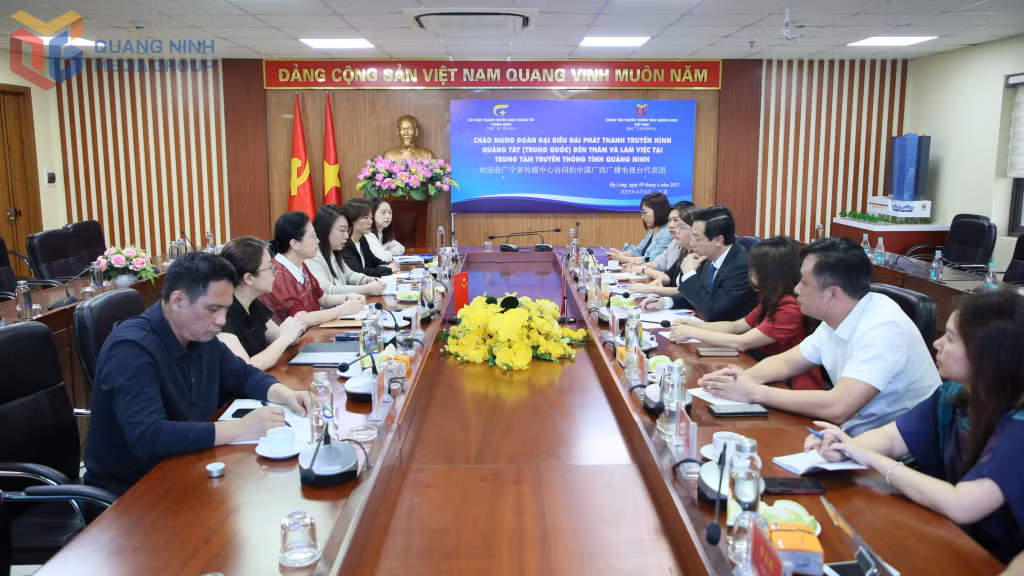 Trung tâm Truyền thông tỉnh Quảng Ninh (Việt Nam) hội đàm với đoàn công tác Đài Phát thanh Truyền hình Quảng Tây (Trung Quốc).