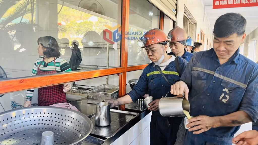 Thợ lò Công ty Than Dương Huy được uống chè sau ca làm việc.