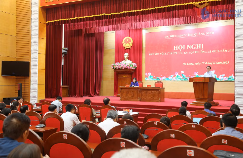 Quang cảnh hội nghị tiếp xúc cử tri.