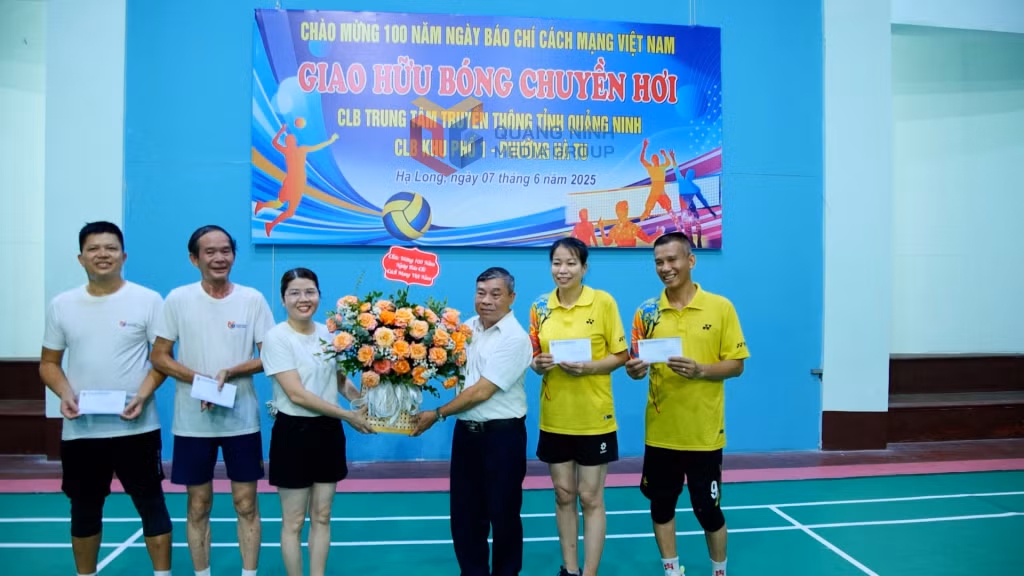 Kết thúc trận giao hữu Ban tổ chức đã trao giải và tặng hoa cho các đội giành chiến thắng