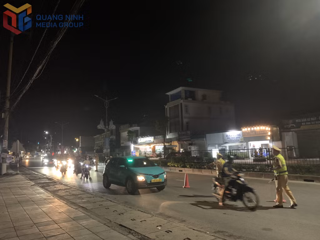 Đội CSGT Đường bộ số 2, Phòng CSGT Công an tỉnh Quảng Ninh tiến hành kiểm tra nồng độ cồn đối với người điều khiển phương tiện tham gia giao thông trên Quốc lộ 18A đoạn đi qua địa bàn TP Cẩm Phả.