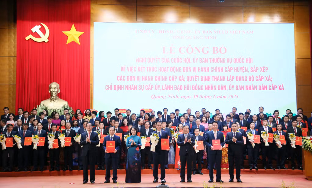 Ban Thường vụ Tỉnh uỷ trao các quyết định của Tỉnh ủy, Ban Thường vụ Tỉnh ủy, các Nghị quyết của HĐND tỉnh và tặng hoa chúc mừng Đảng bộ phường Mông Dương.
