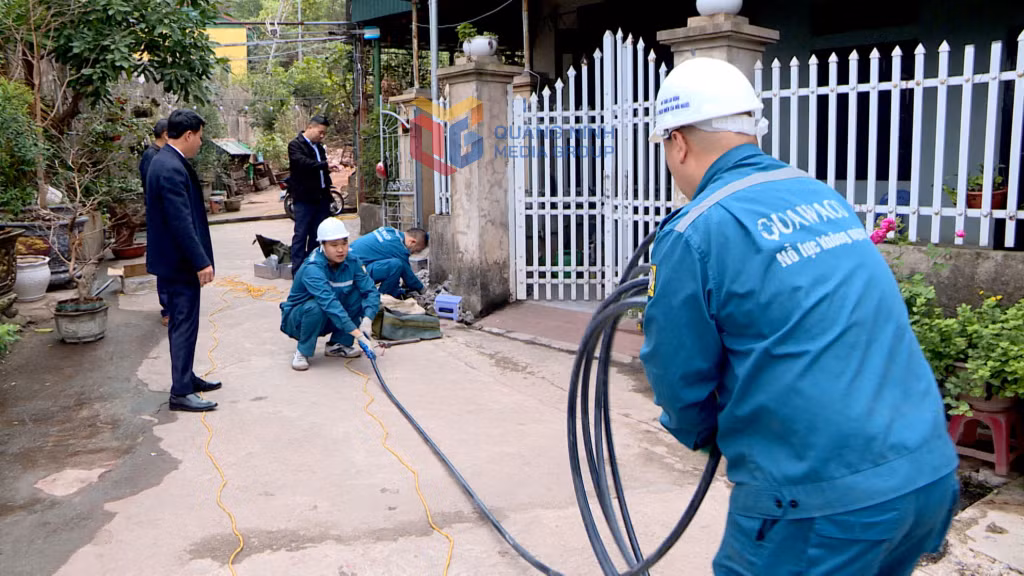 Xí nghiệp nước Cẩm Phả quan tâm đấu nối, lắp đặt hệ thống cấp nước sạch cho người dân khu 4B, phường Cẩm Thịnh (TP Cẩm Phả).