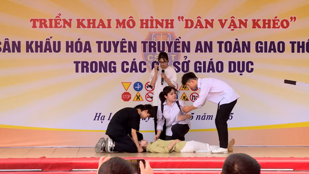 Trung tâm Hướng nghiệp và Giáo dục thường xuyên tỉnh tuyên truyền ATGT cho các em học sinh trước kỳ nghỉ hè.