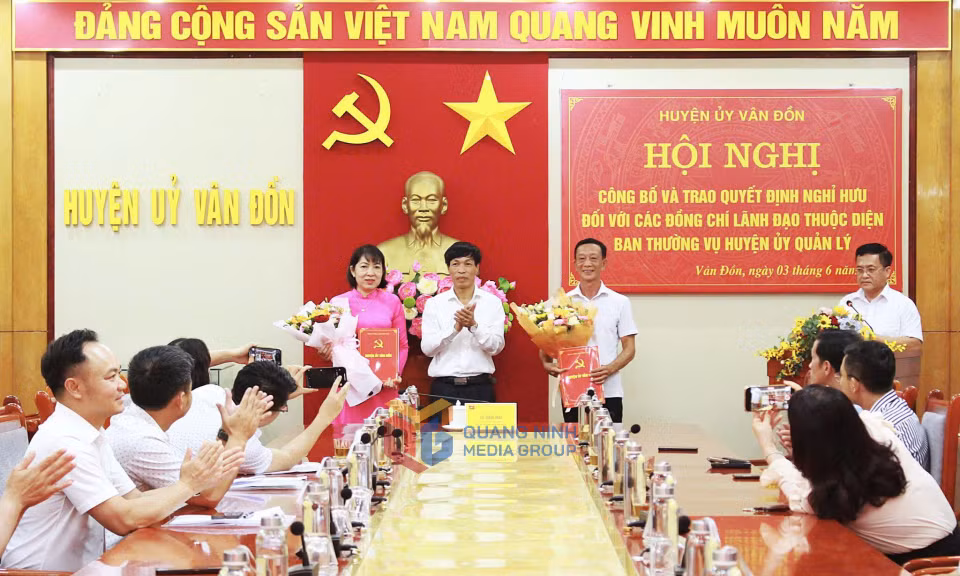 Lãnh đạo huyện Vân Đồn, trao quyết định nghỉ hưu cho các đồng chí diện Ban Thường vụ Huyện ủy Vân Đồn quản lý. 