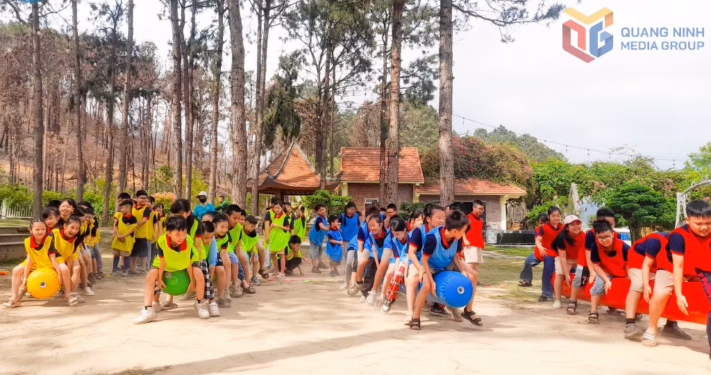 Học sinh trường Đoàn Thị Điểm tham gia các trò chơi trải nghiệm tại Vân Đồn Farm.