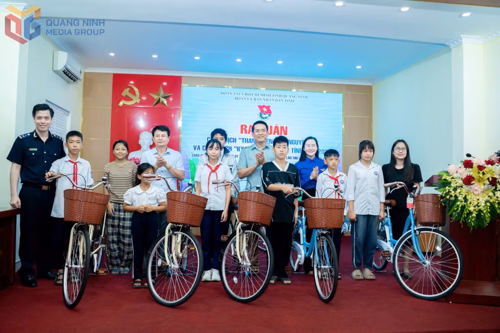 Đoàn UBND tỉnh và các đơn vị đồng hành tặng 10 xe đạp cho các em học sinh có hoàn cảnh khó khăn trên địa bàn TX Quảng Yên.