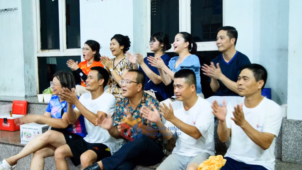 Cùng với sự cổ vũ nhiệt tình của khán giả.