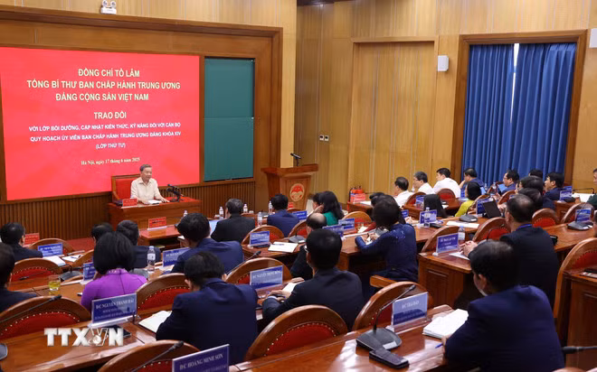 Tổng Bí thư Tô Lâm trao đổi với Lớp Bồi dưỡng cán bộ quy hoạch Ủy viên Trung ương Đảng khóa XIV (Lớp thứ tư). (Ảnh: Văn Điệp/TTXVN)