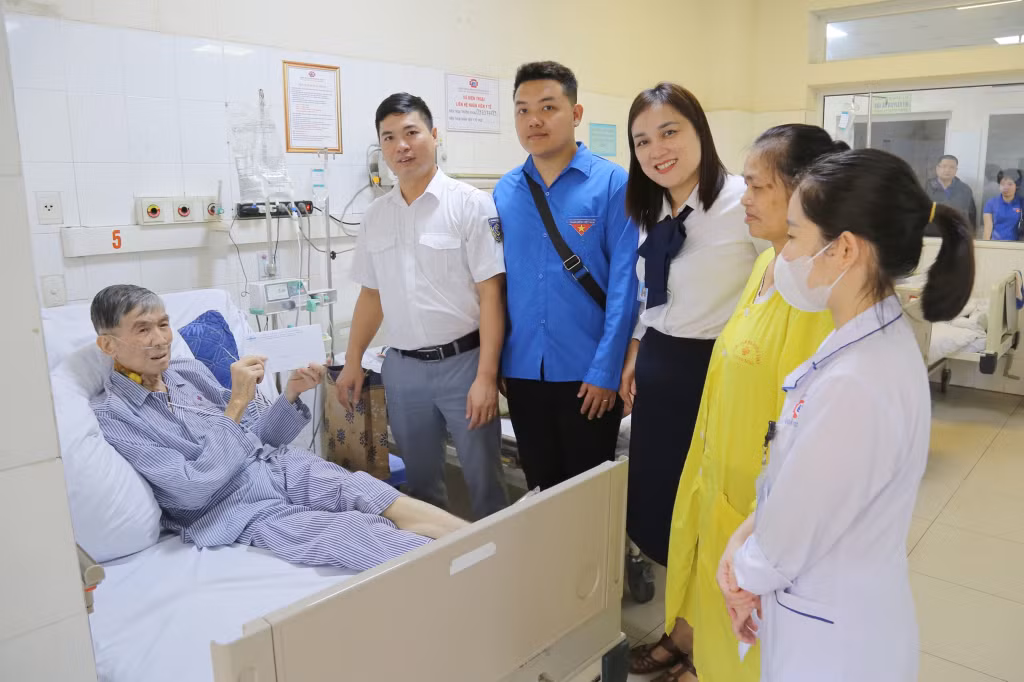 Tổ Công tác xã hội và Cảng vụ Hàng hải Quảng Ninh tặng quà cho bệnh nhân khó khăn tại khoa Tim mạch (Bệnh viện Đa khoa tỉnh), tháng 3/2025.