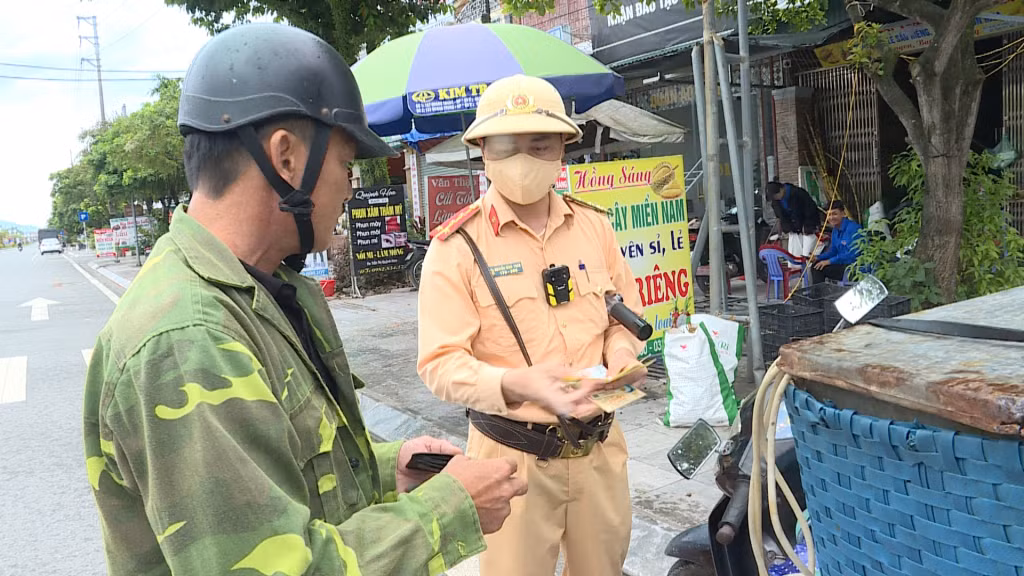 Lực lượng CSGT Công an huyện Đầm Hà kiểm tra, kết hợp tuyên truyền việc đảm bảo ATGT.