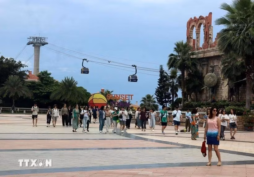Khách du lịch tham quan, trải nghiệm cáp treo Hòn Thơm, thành phố Phú Quốc (Kiên Giang). (Ảnh minh họa. Lê Huy Hải/TTXVN)