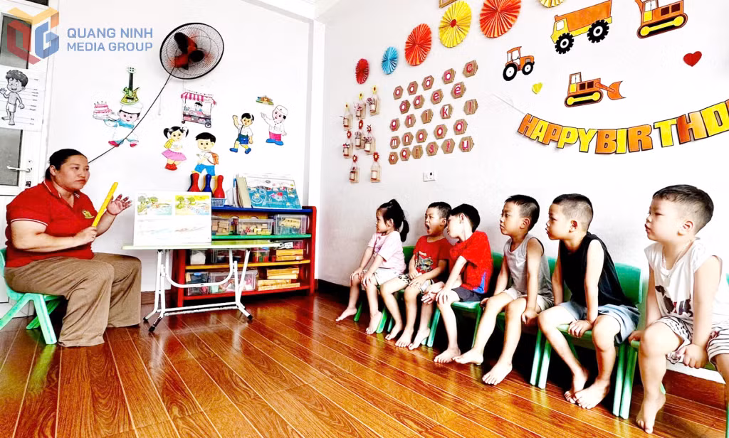Cô giáo Cấn Thị Vân Anh, Trường mầm non Ngôi nhà mơ ước (Khu 2A, phường Cao Xanh, TP Hạ Long) đang trong giờ dạy các học trò.