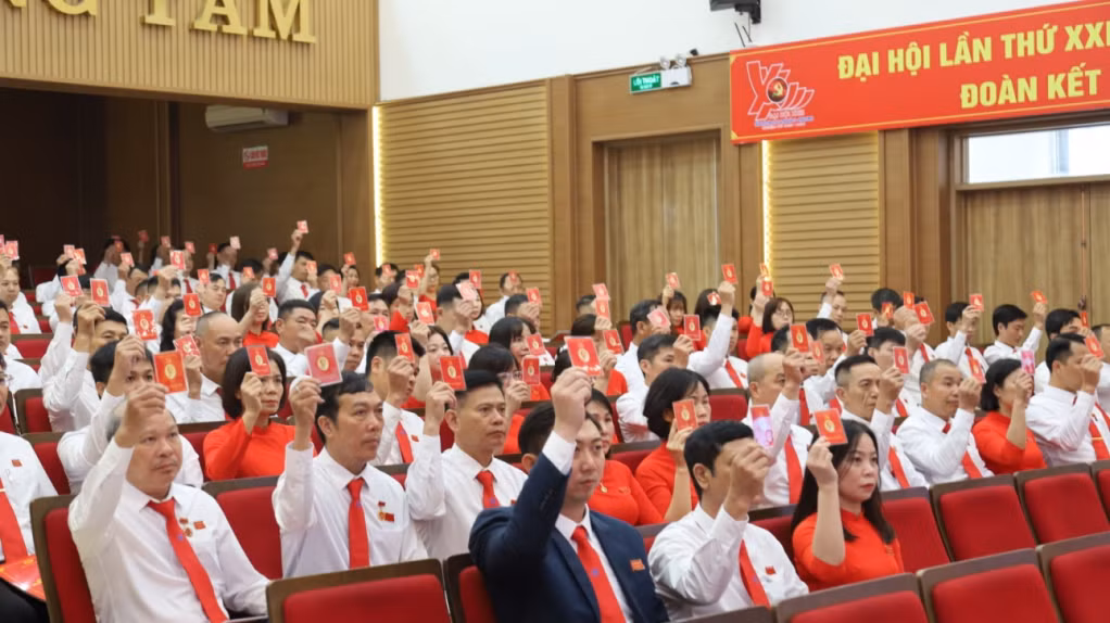 Các đại biểu biểu quyết thể hiện sự đồng thuận và quyết tâm thực hiện thắng lợi các nhiệm vụ chính trị trong nhiệm kỳ mới.