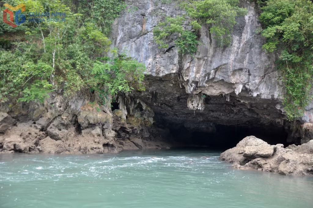 Hang Cái Đé trong phạm vi Vườn Quốc gia Bái Tử Long.