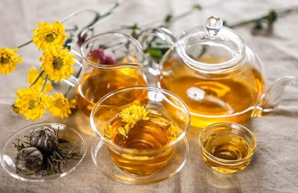 Các loại trà thảo mộc như trà hoa cúc thúc đẩy quá trình trao đổi chất, tăng cường đốt cháy calo.