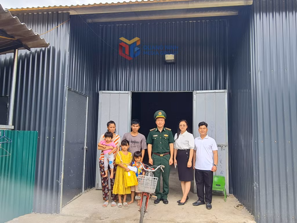 Tặng quà cho 2 trẻ em có hoàn cảnh khó khăn