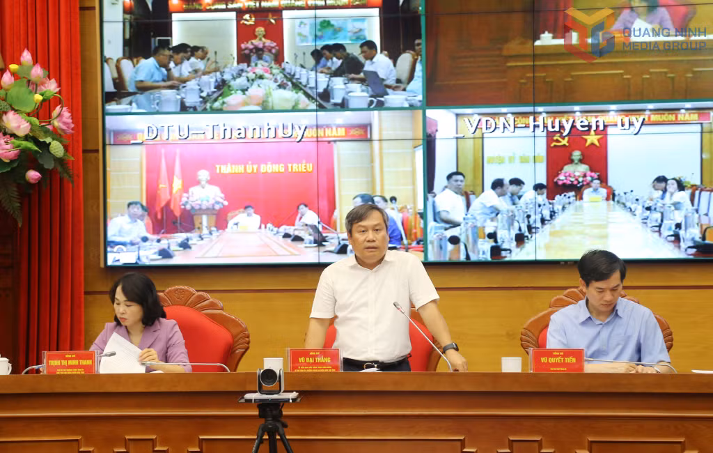 Đồng chí Vũ Đại Thắng, Ủy viên Trung ương Đảng, Bí thư Tỉnh ủy, Trưởng Đoàn ĐBQH tỉnh, kết luận cuộc họp.