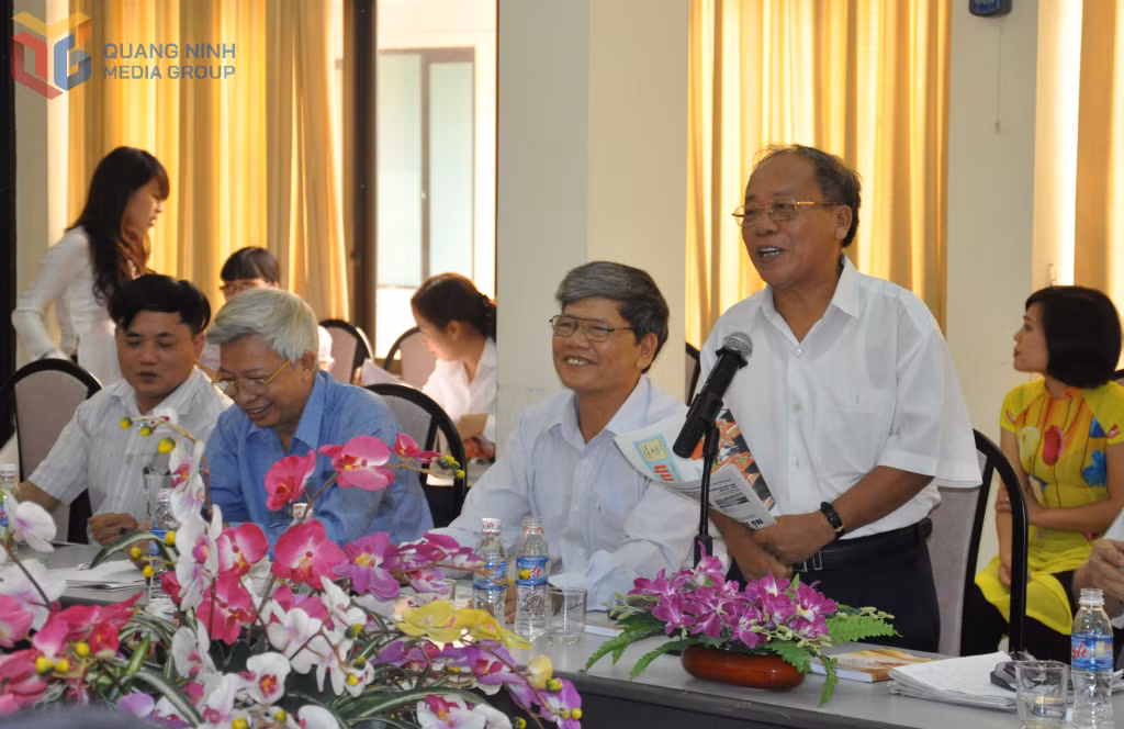 Nhà báo, nhà thơ Trần Nhuận Minh phát biểu trong một buổi toạ đàm tại Báo Quảng Ninh năm 2012.