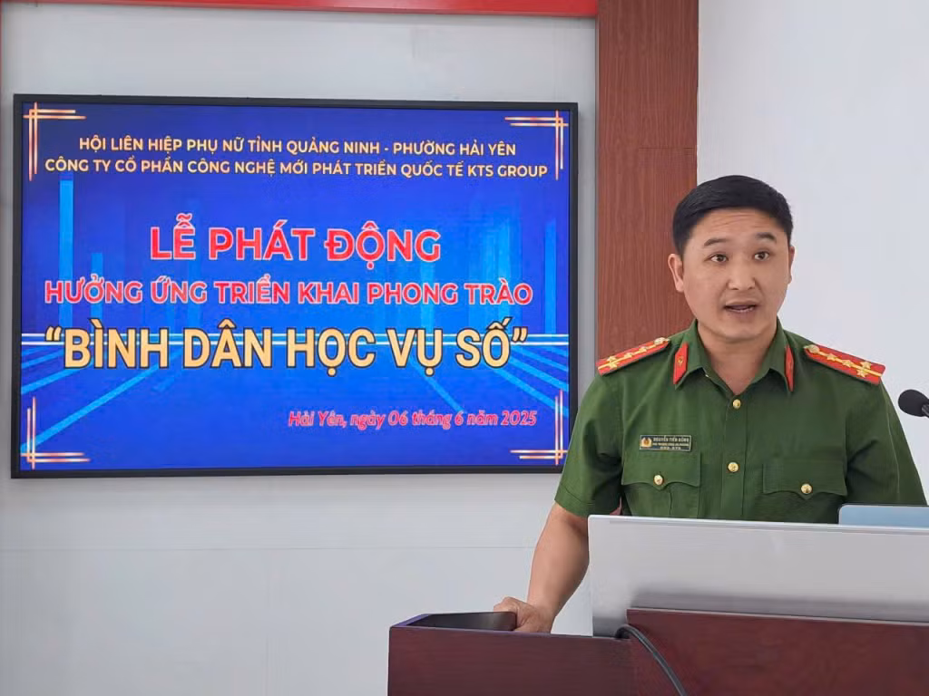 Đại diện công an phường Hải Yên (TP Móng Cái) chia sẻ kiến thức về sử dụng định danh điện tử VNeID
