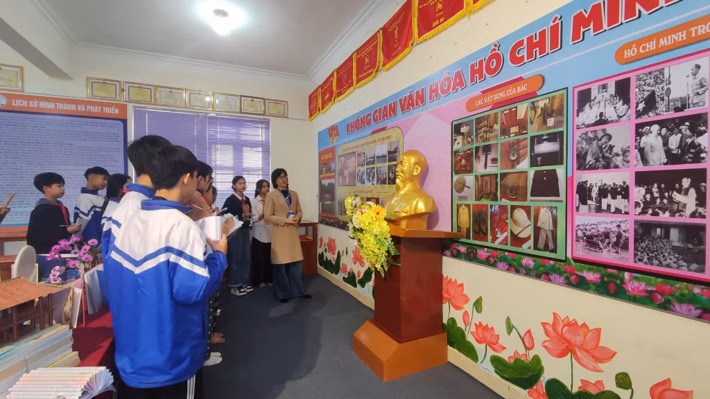 Học sinh học tập trong không gian văn hóa Hồ Chí Minh.