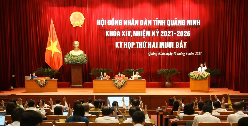 Các đại biểu biểu quyết thông qua các nghị quyết tại Kỳ họp. Các đại biểu biểu quyết thông qua các nghị quyết tại Kỳ họp.