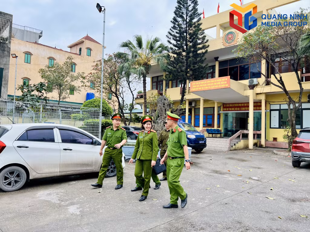Thượng tá Vũ Thị Lệ Hà cùng đồng đội.
