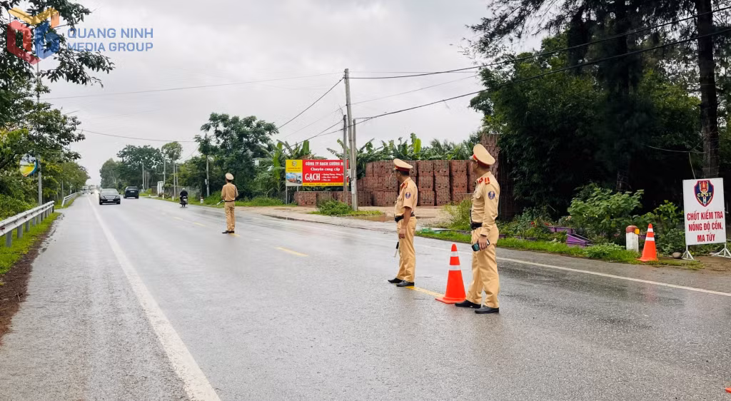 Cùng với đảm bảo TTATGT, lực lượng CSGT cũng triển khai nhiều chốt kiểm soát, phát hiện các hành vi vận chuyển hàng hóa trái phép, không rõ nguồn gốc xuất xứ.