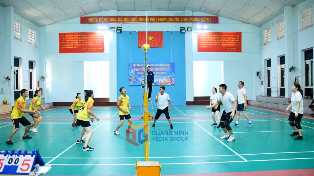 Các VĐV thi đấu hết mình.