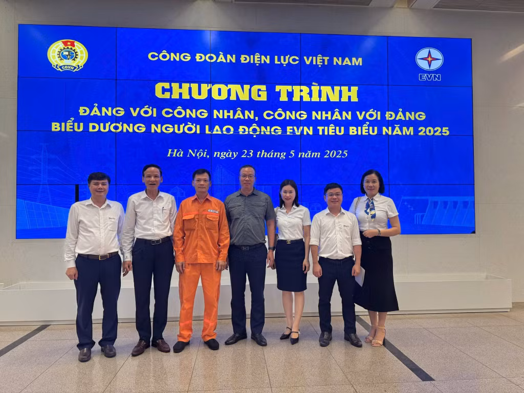 Anh Nguyễn Văn Giáp (mặc áo màu cam) tại lễ biểu dương Người lao động EVN tiêu biểu năm 2025.