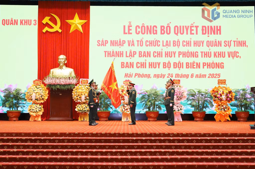 Thượng tướng Vũ Hải Sản trao Quân kỳ Quyết thắng cho Ban Chỉ huy Bộ đội Biên phòng trực thuộc Bộ CHQS tỉnh.