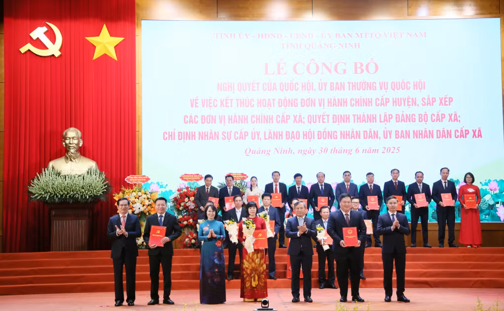 Ban Thường vụ Tỉnh uỷ trao các quyết định của Tỉnh ủy, Ban Thường vụ Tỉnh ủy, các Nghị quyết của HĐND tỉnh và tặng hoa chúc mừng Đảng bộ phường Tuần Châu.