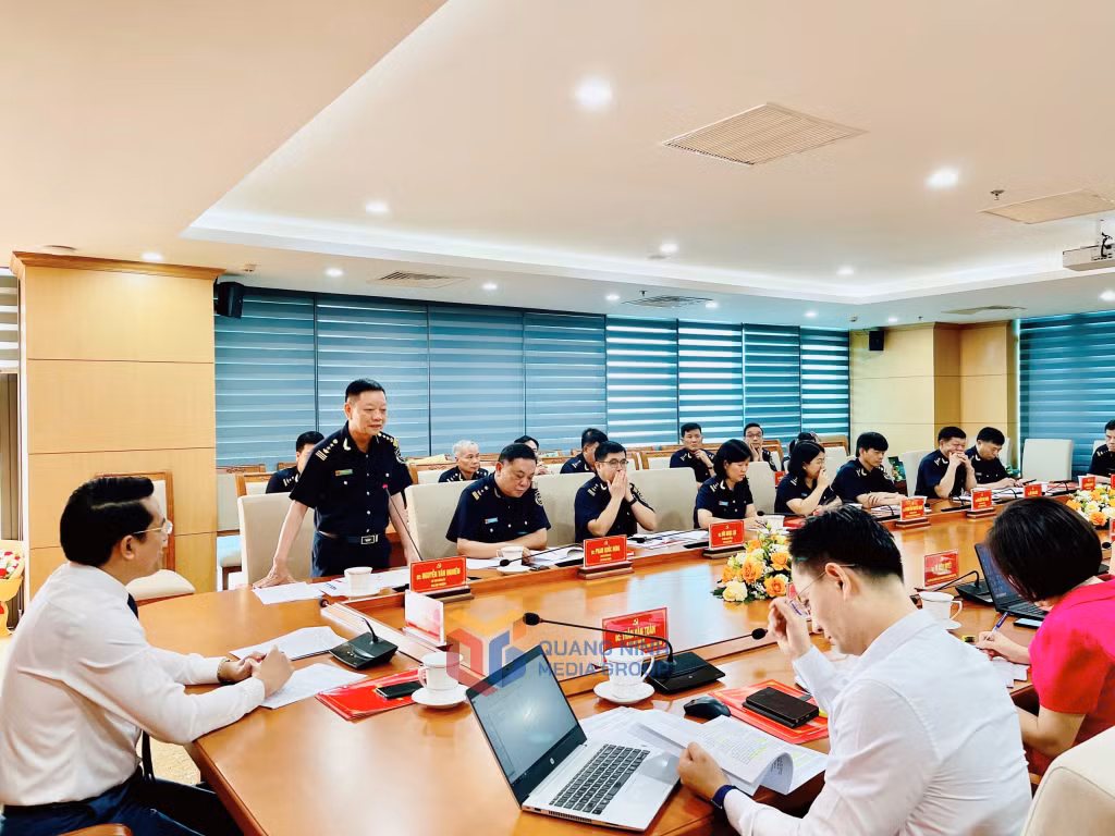 Đồng chí Nguyễn Văn Nghiên, Bí thư Đảng ủy, Chi cục trưởng Chi cục Hải quan khu vực VIII báo cáo về tình hình tổ chức, hoạt động của Đảng bộ Chi cục.