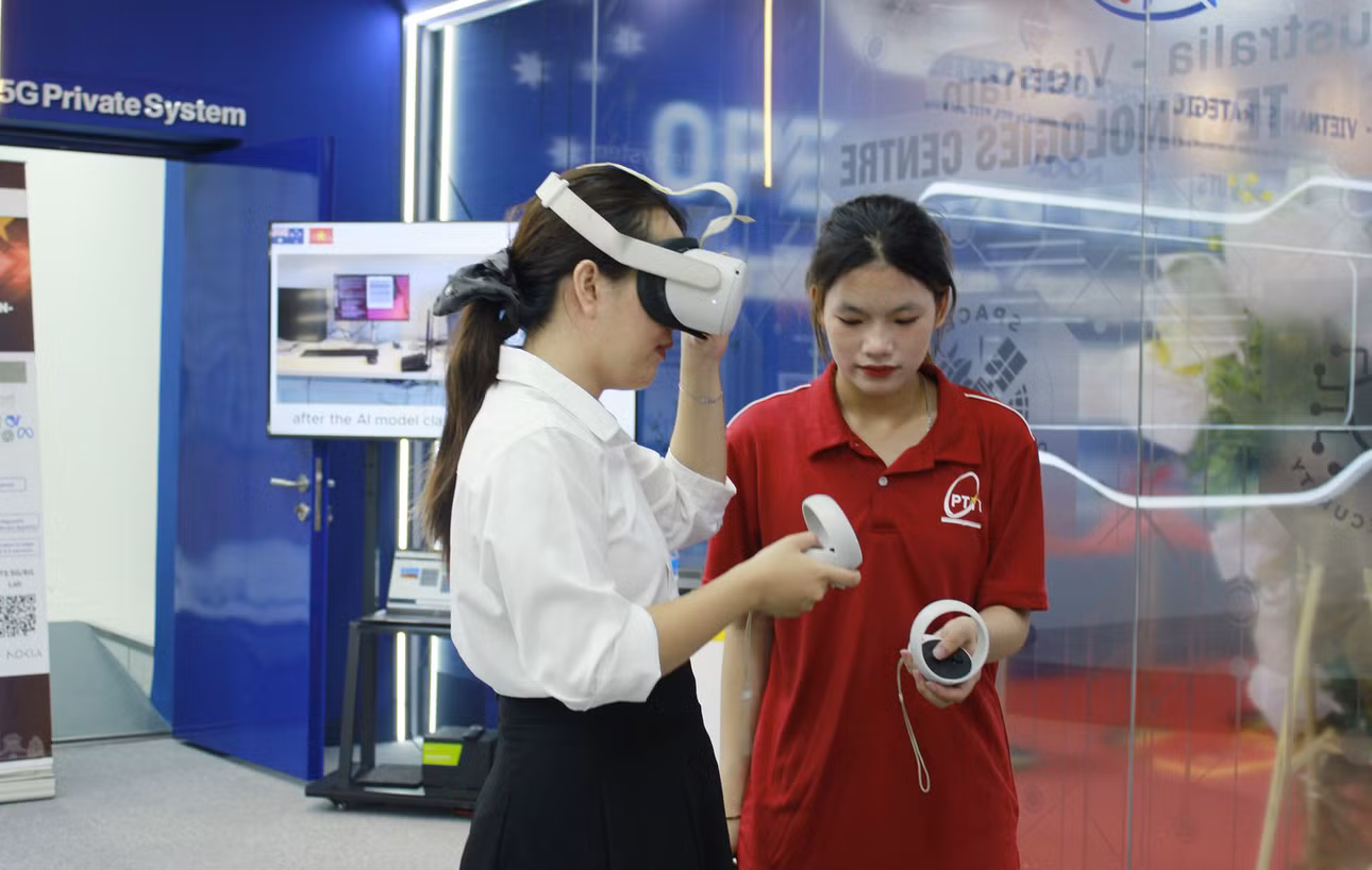 Trải nghiệm tại Trung tâm Công nghệ chiến lược Australia - Việt Nam vừa khai trương ngày 11/6. Ảnh: PTIT