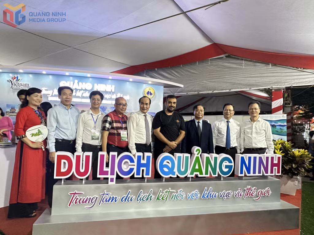 Lãnh đạo Tỉnh Lào Cai và Cục du lịch Quốc gia Việt Nam tham quan và chụp ảnh lưu niệm tại gian trưng bày Du lịch Quảng Ninh.