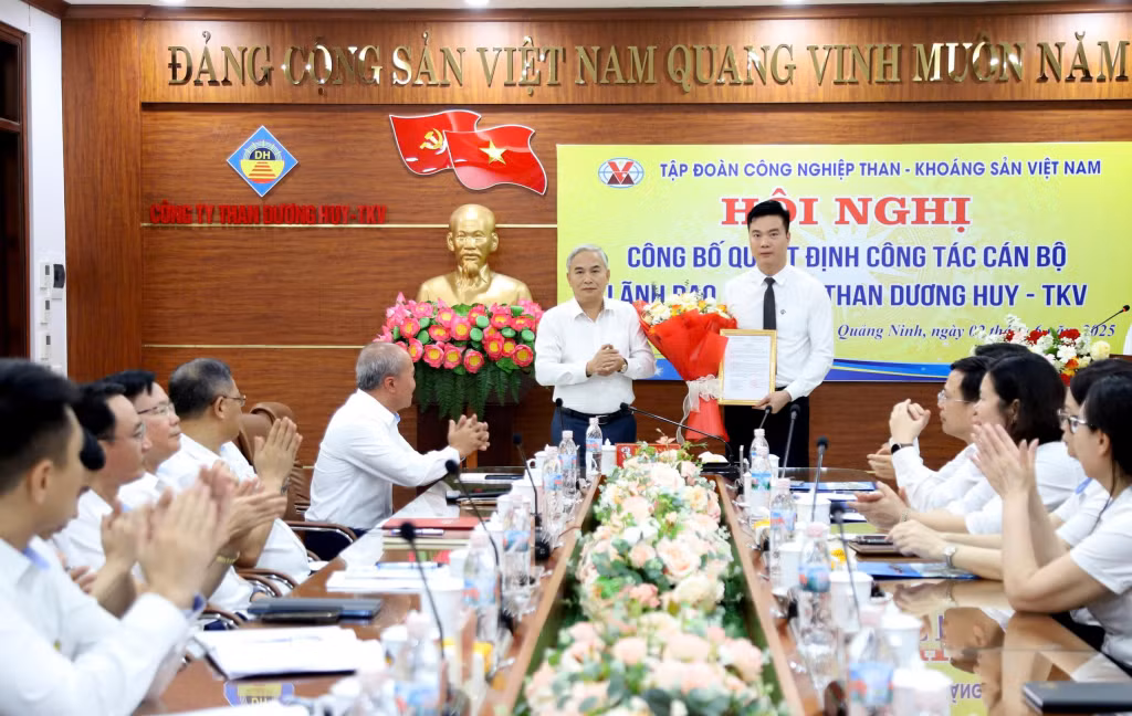 Tổng Giám đốc TKV Vũ Anh Tuấn trao quyết định cho ông Cao Việt Phương, Phó Giám đốc Công ty Than Dương Huy - TKV giữ chức vụ Quyền Giám đốc Công ty Than Dương Huy - TKV.