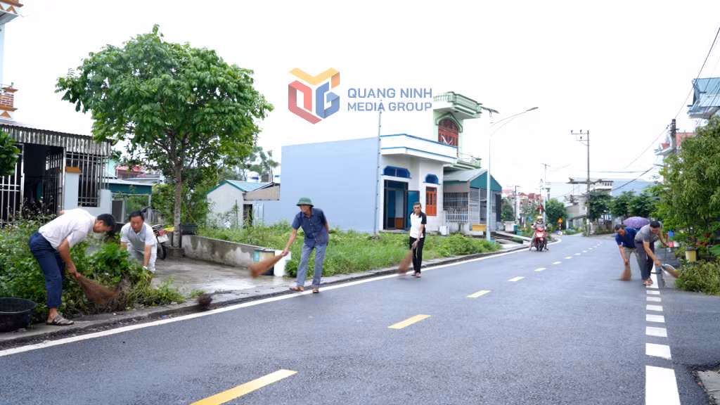 Tuyến đường thôn Đầm Buôn (xã Đầm Hà) được mở rộng, đẹp hơn nhờ người dân hiến đất mở đường xây dựng nông thôn mới.