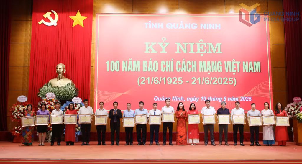 Các đồng chí lãnh đạo tỉnh trao Bằng khen của UBND tỉnh cho các cá nhân. 