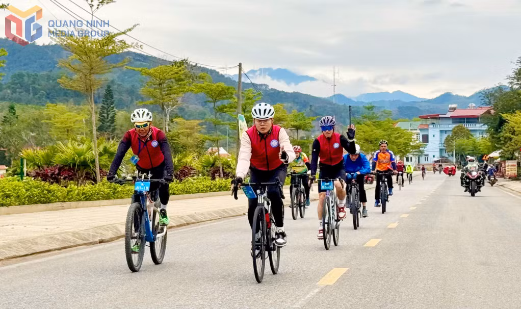 Du khách trải nghiệm đạp xe tham quan Bình Liêu trong hoạt động đạp xe xuyên cửa khẩu Hoành Mô – Động Trung tháng 3/2025 vừa qua.