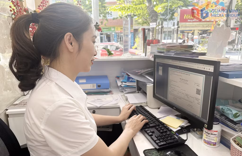 Nhân viên Trung tâm tiêu chủng Diệu Nhi (phường Cẩm Trung, TP Cẩm Phả) thanh toán cho khách hàng.