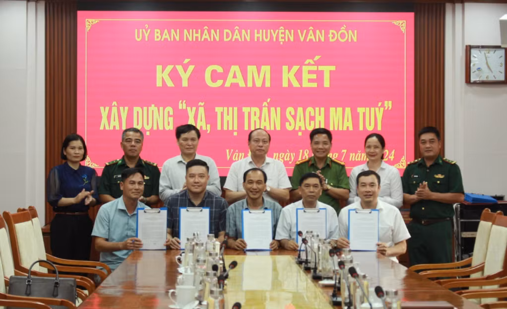 Đại diện 12 xã, thị trấn của huyện Vân Đồn ký cam kết xây dựng "Xã, thị trấn sạch ma túy" năm 2024. Ảnh: Mai Duyên (CTV)