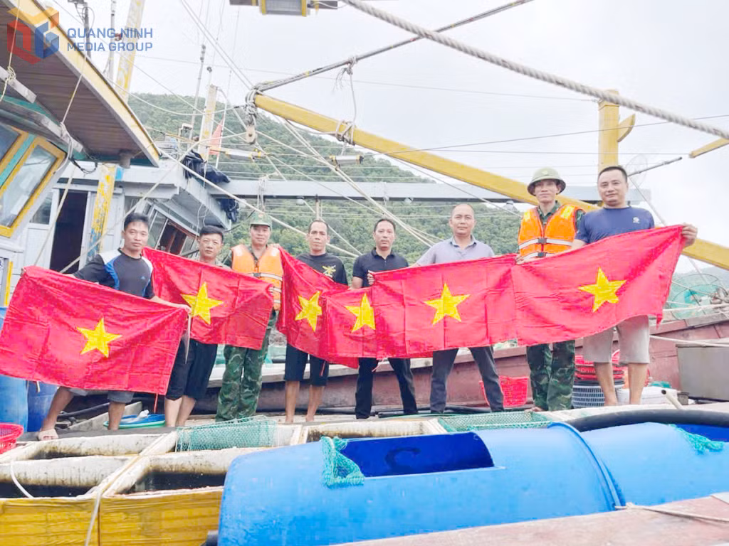 Đồn Biên phòng Đảo Trần tặng cờ Tổ quốc cho ngư dân.