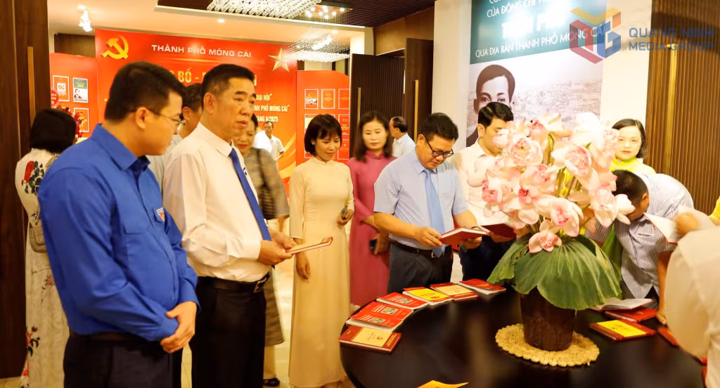 Các đại biểu tham quan không gian trưng bày, giới thiệu các cuốn sách